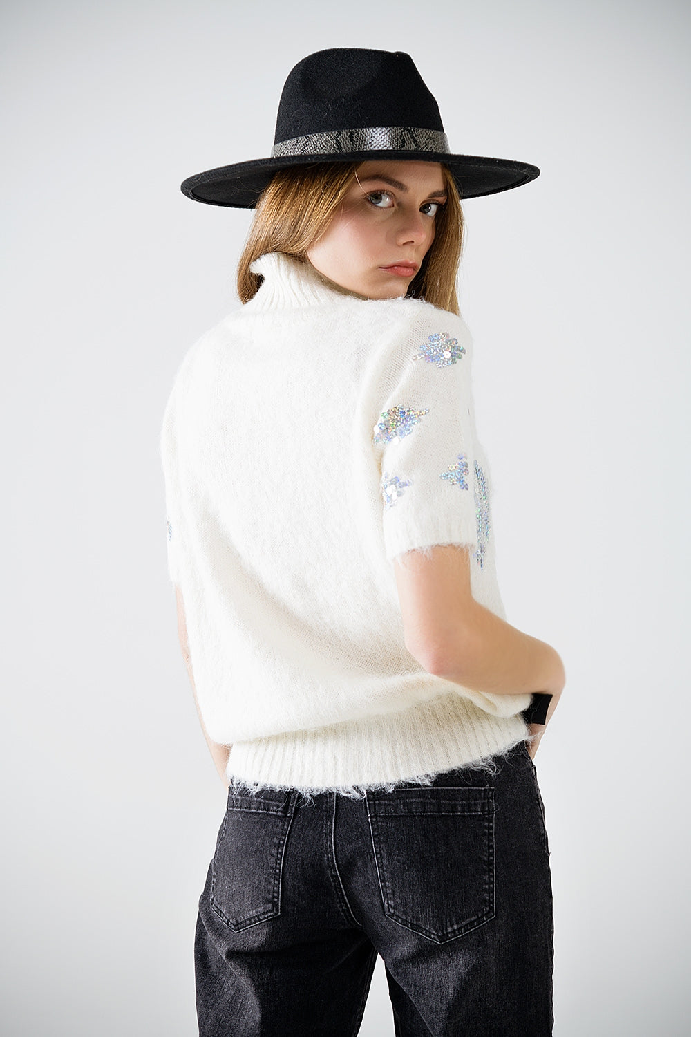 Jersey crema de manga corta con adorno de lentejuelas Q2