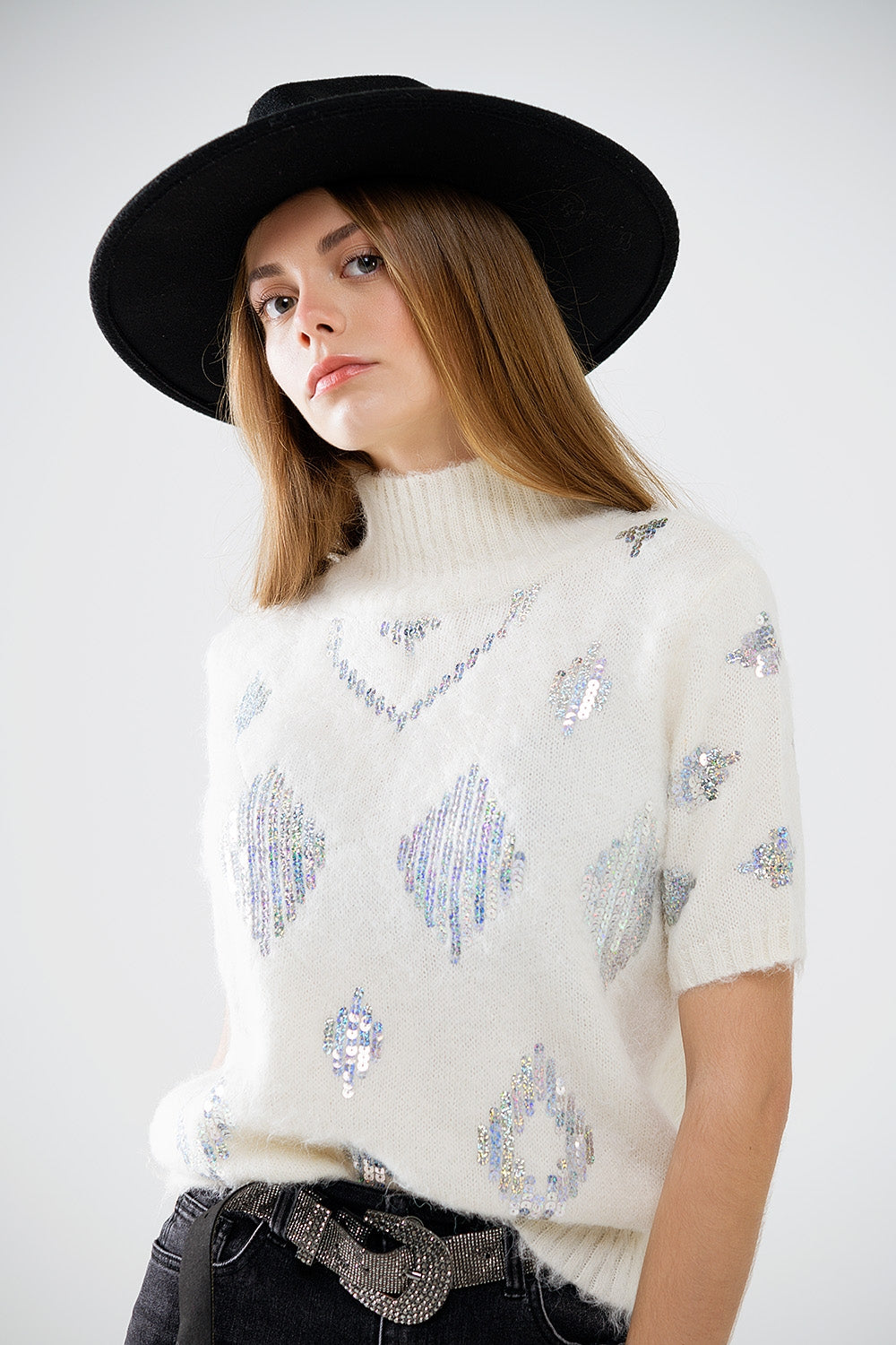 Jersey crema de manga corta con adorno de lentejuelas Q2