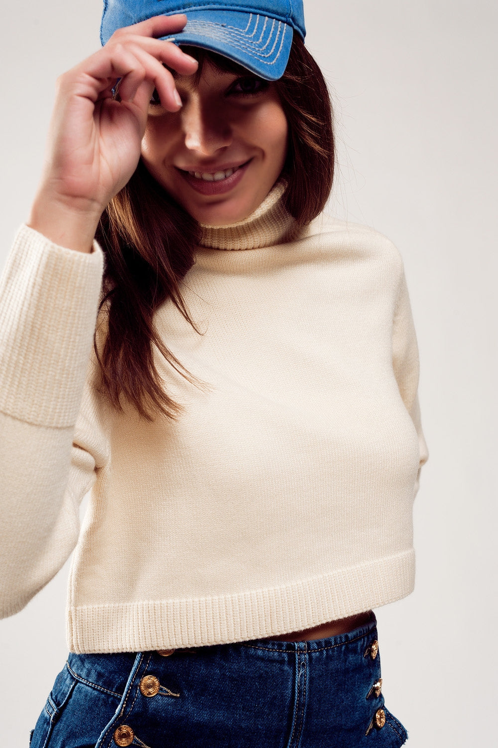 Jersey cropped de cuello alto en crema Q2