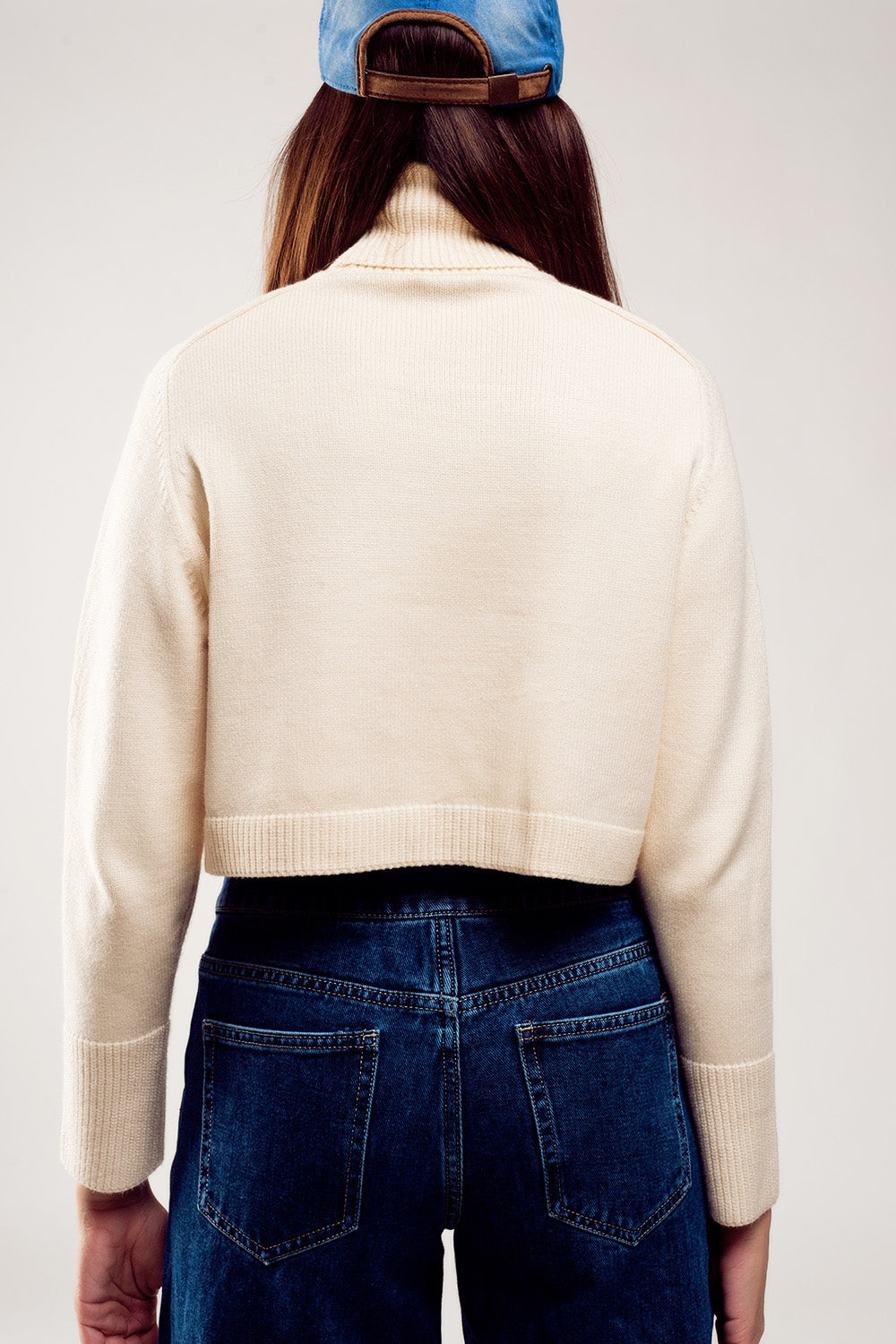 Jersey cropped de cuello alto en crema Q2