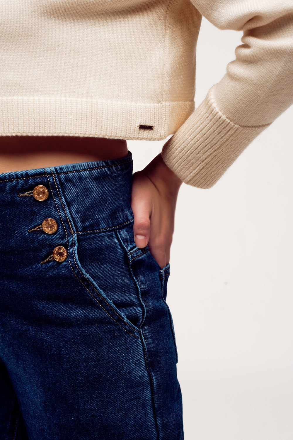 Jersey cropped de cuello alto en crema Q2