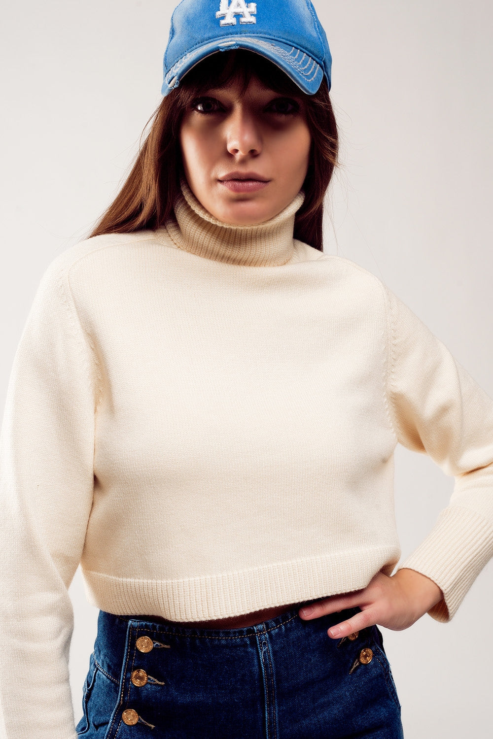 Jersey cropped de cuello alto en crema Q2
