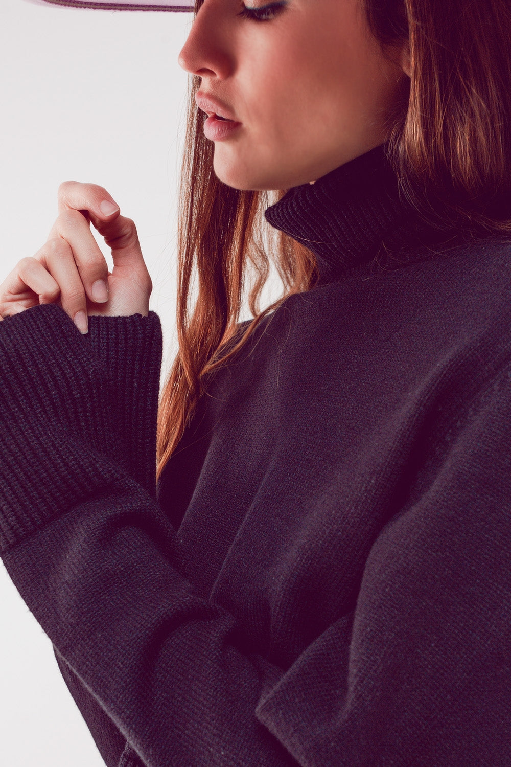 Jersey cropped de cuello alto en negro Q2