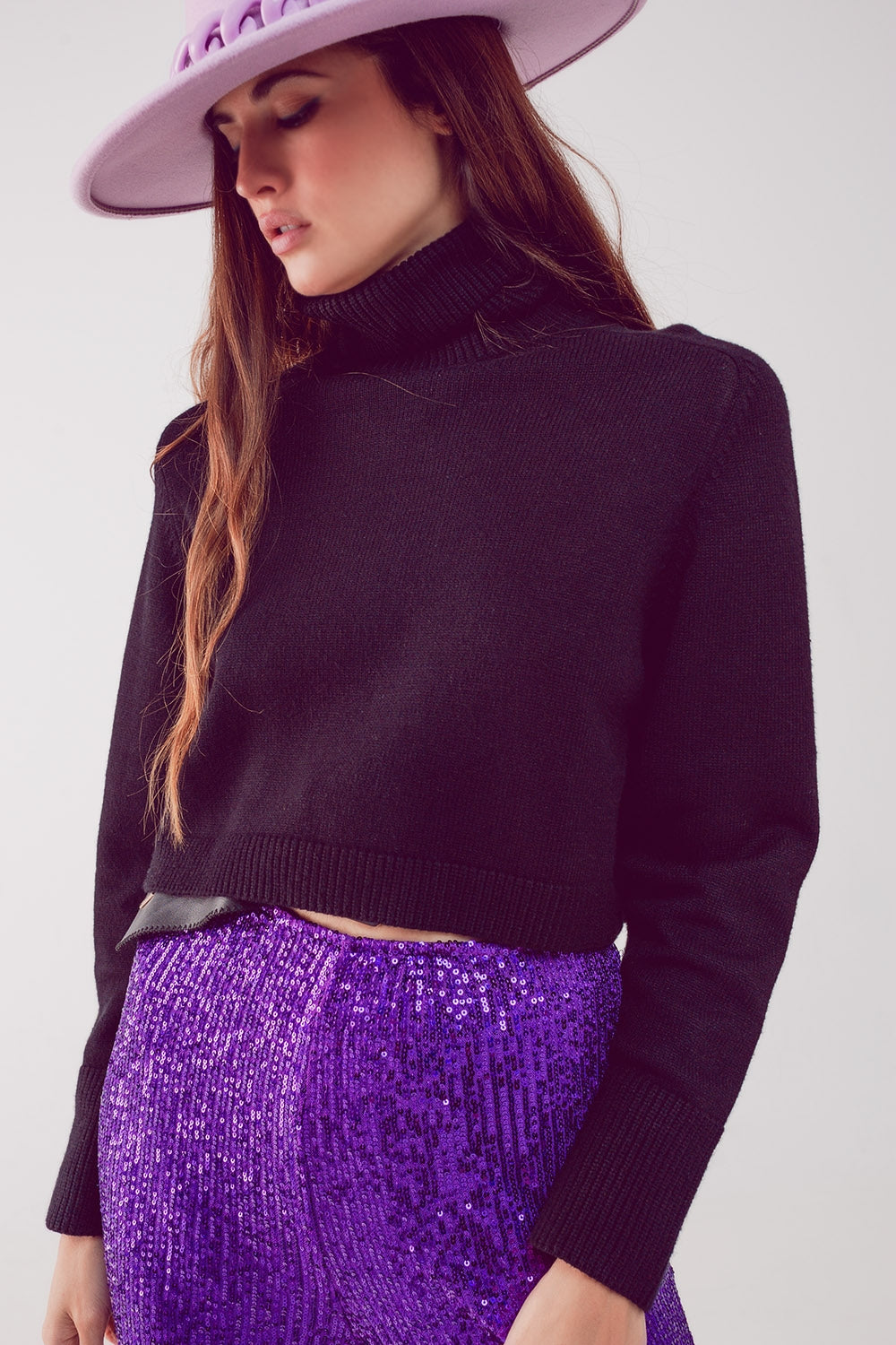 Jersey cropped de cuello alto en negro Q2