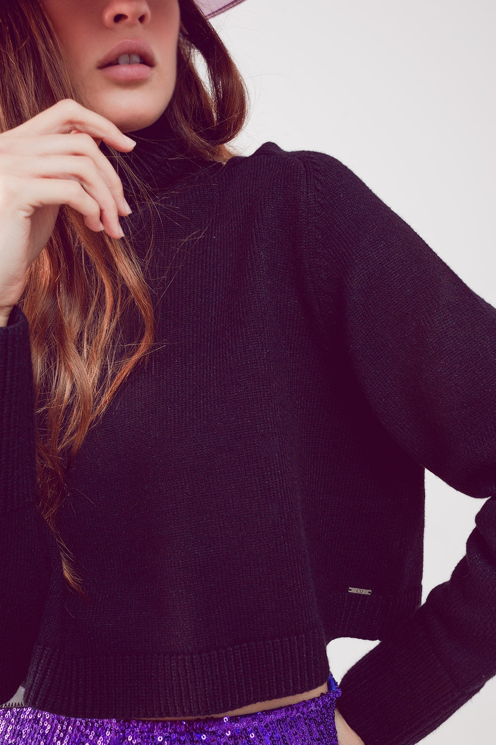 Jersey cropped de cuello alto en negro Q2