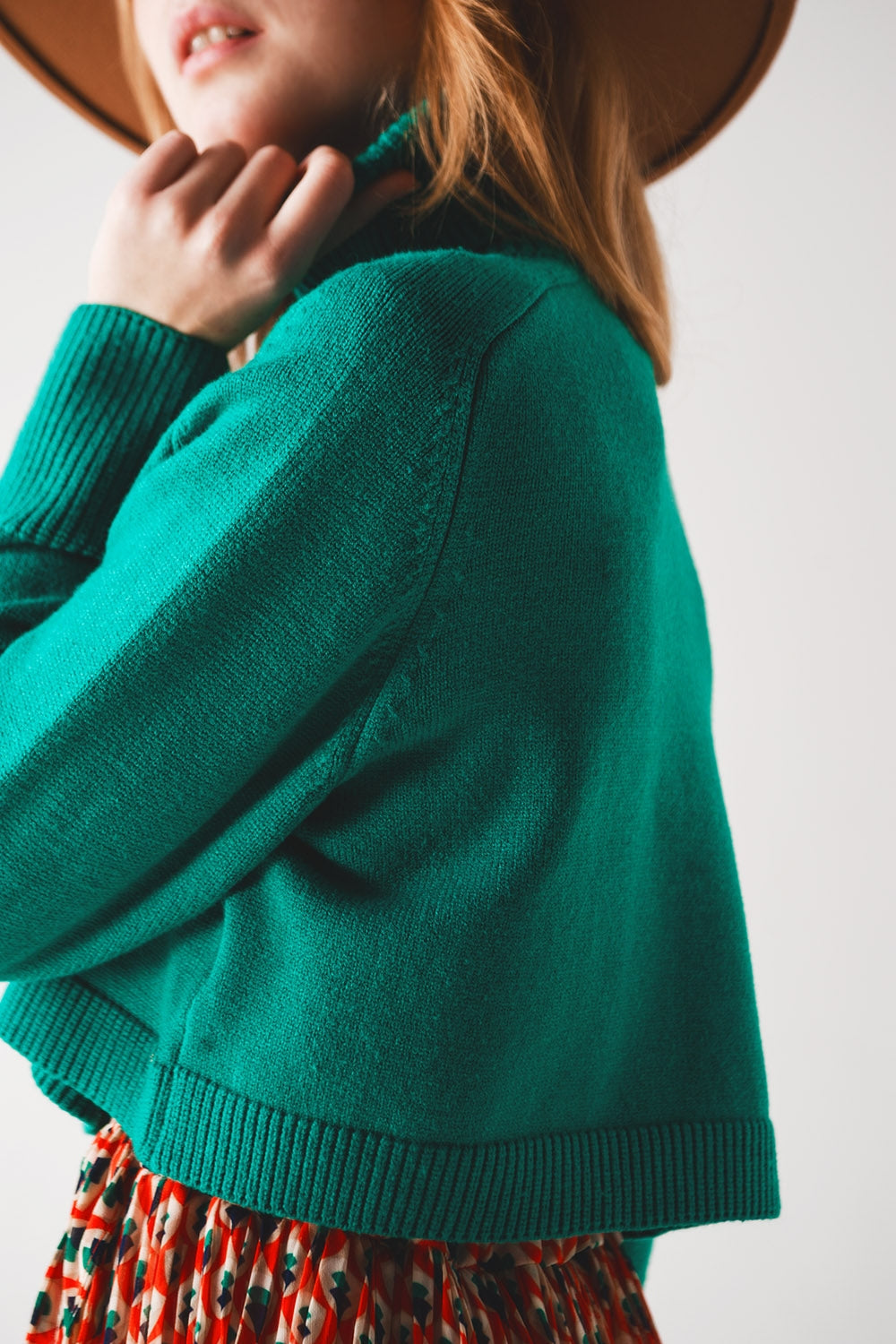 Jersey cropped de cuello alto en verde Q2