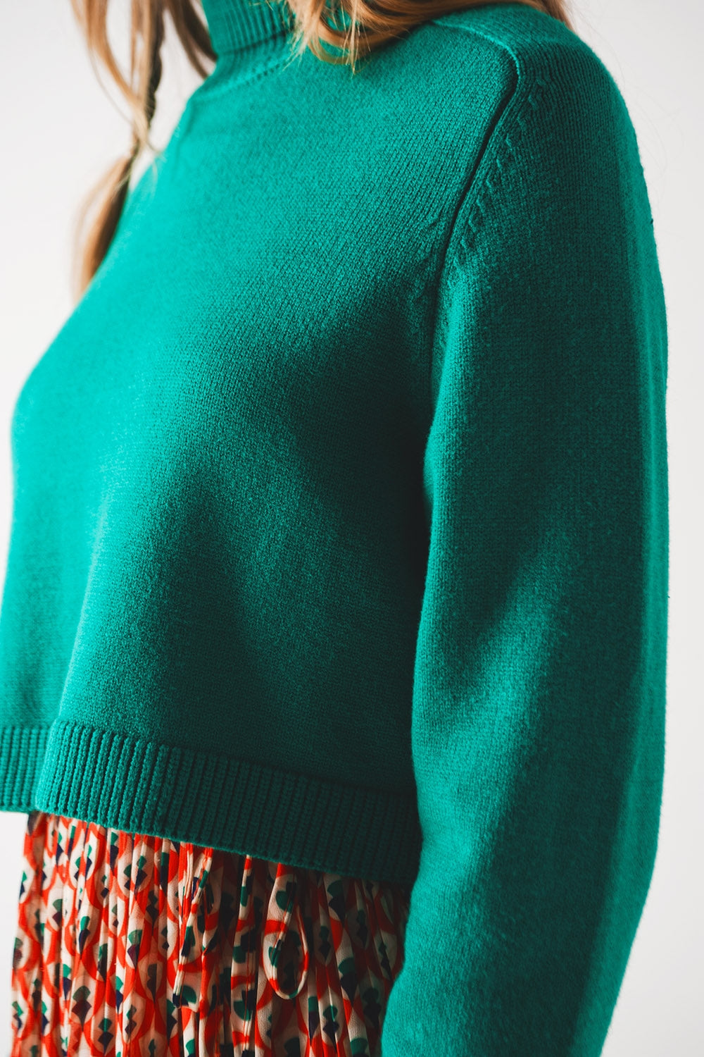 Jersey cropped de cuello alto en verde Q2