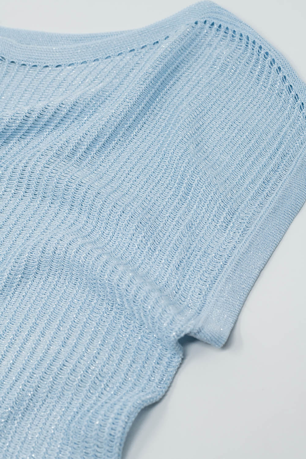 Jersey de canalé con cuello barco y mangas casquillo en azul Q2