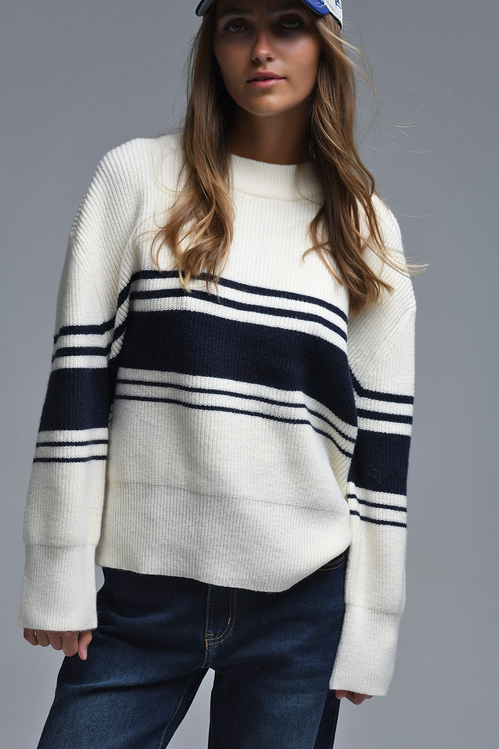 Jersey de canalé en color crema con rayas marineras en el pecho Q2