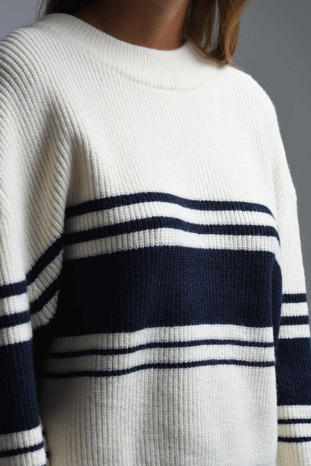 Jersey de canalé en color crema con rayas marineras en el pecho Q2