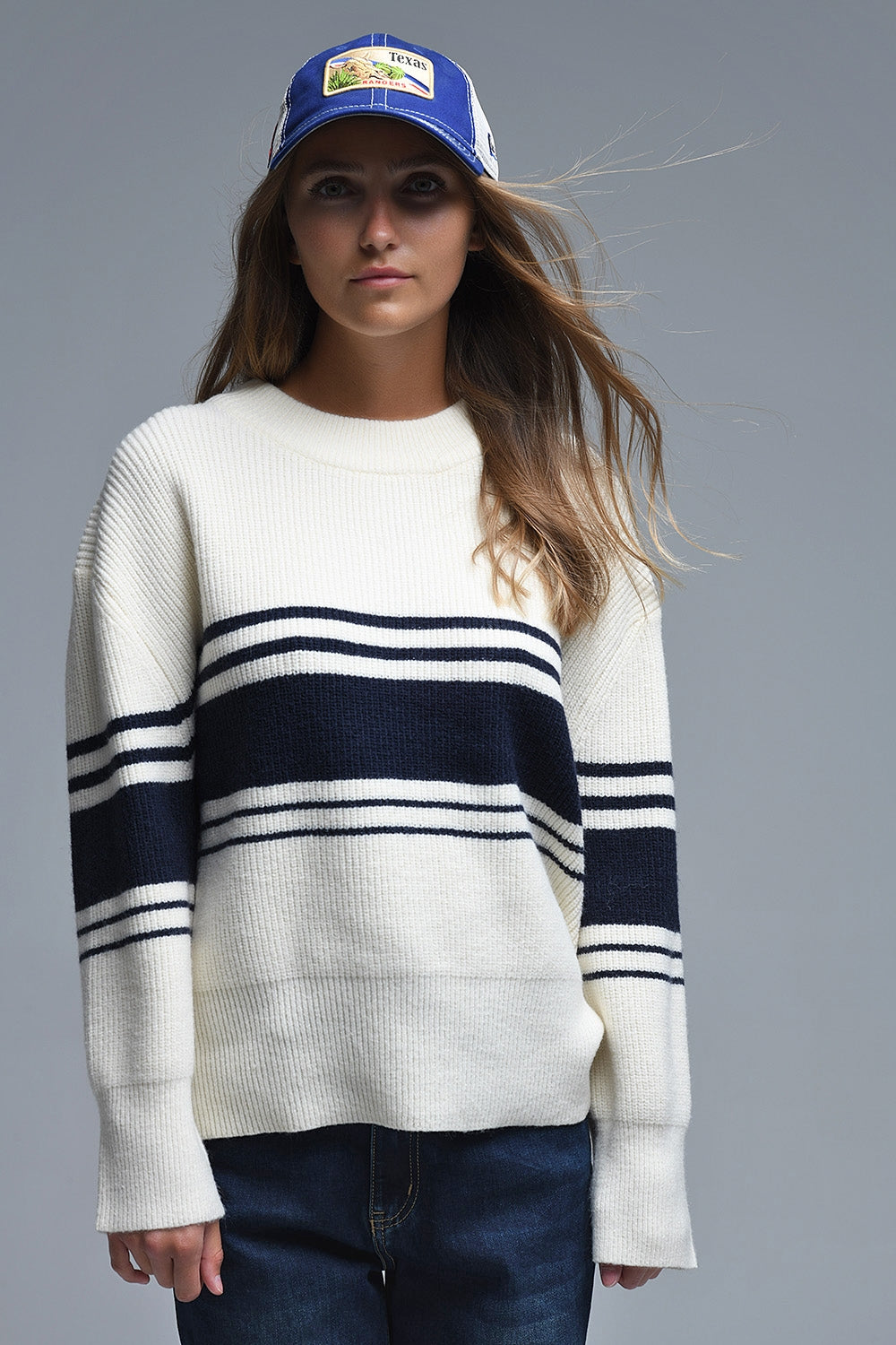 Jersey de canalé en color crema con rayas marineras en el pecho Q2
