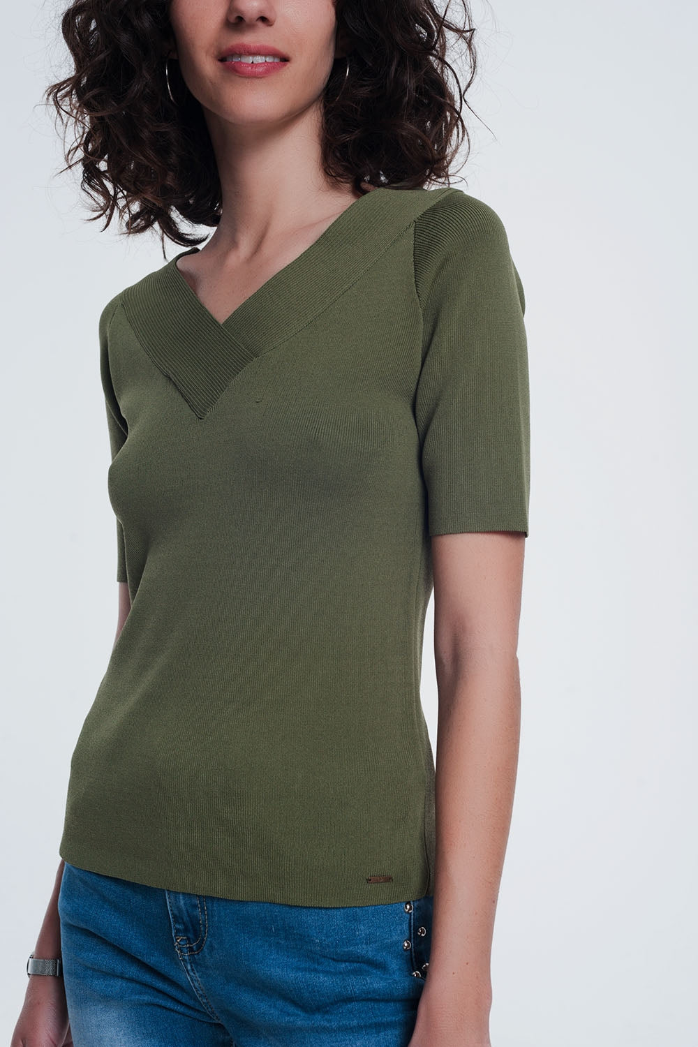 jersey de color caqui con cuello en v y manga corta Q2