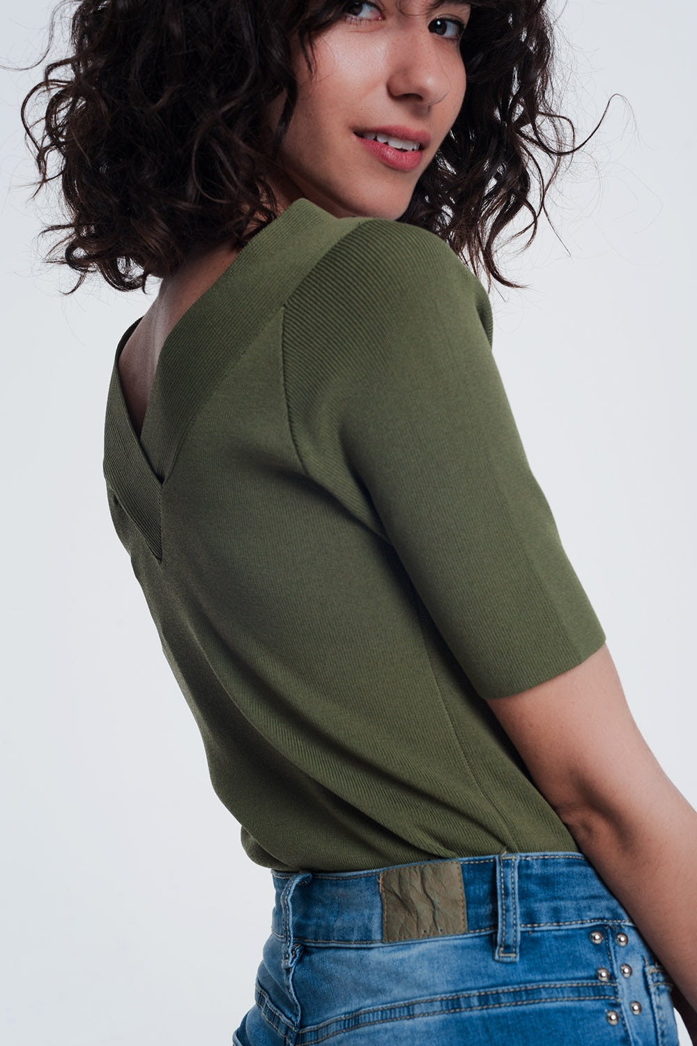jersey de color caqui con cuello en v y manga corta Q2