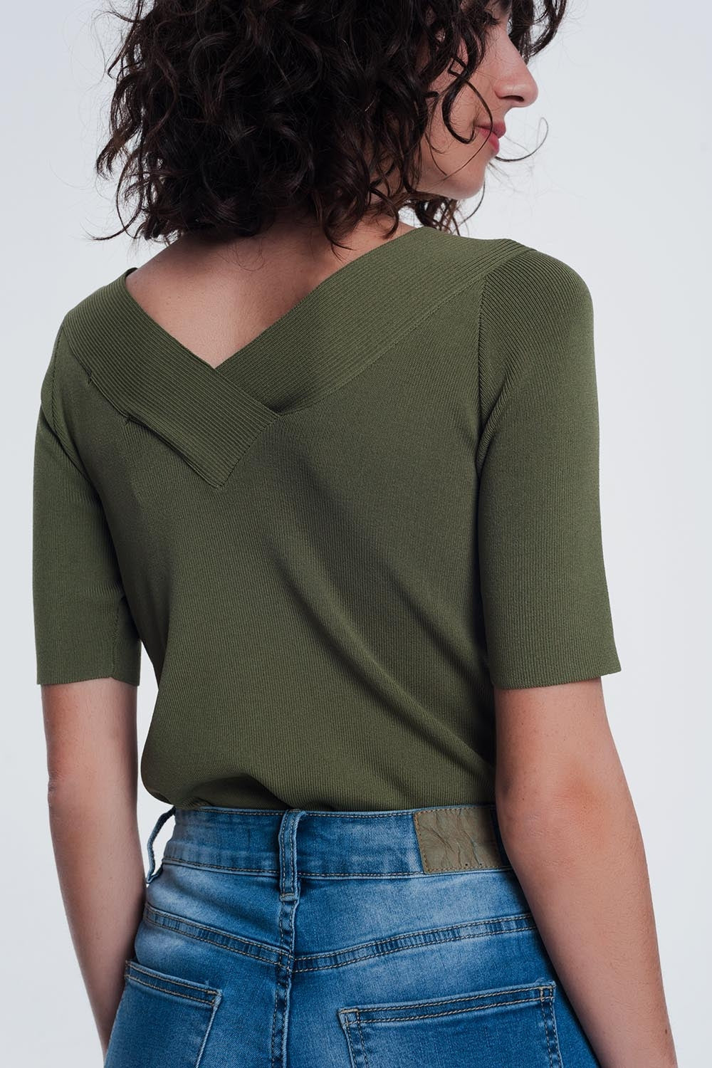 jersey de color caqui con cuello en v y manga corta Q2