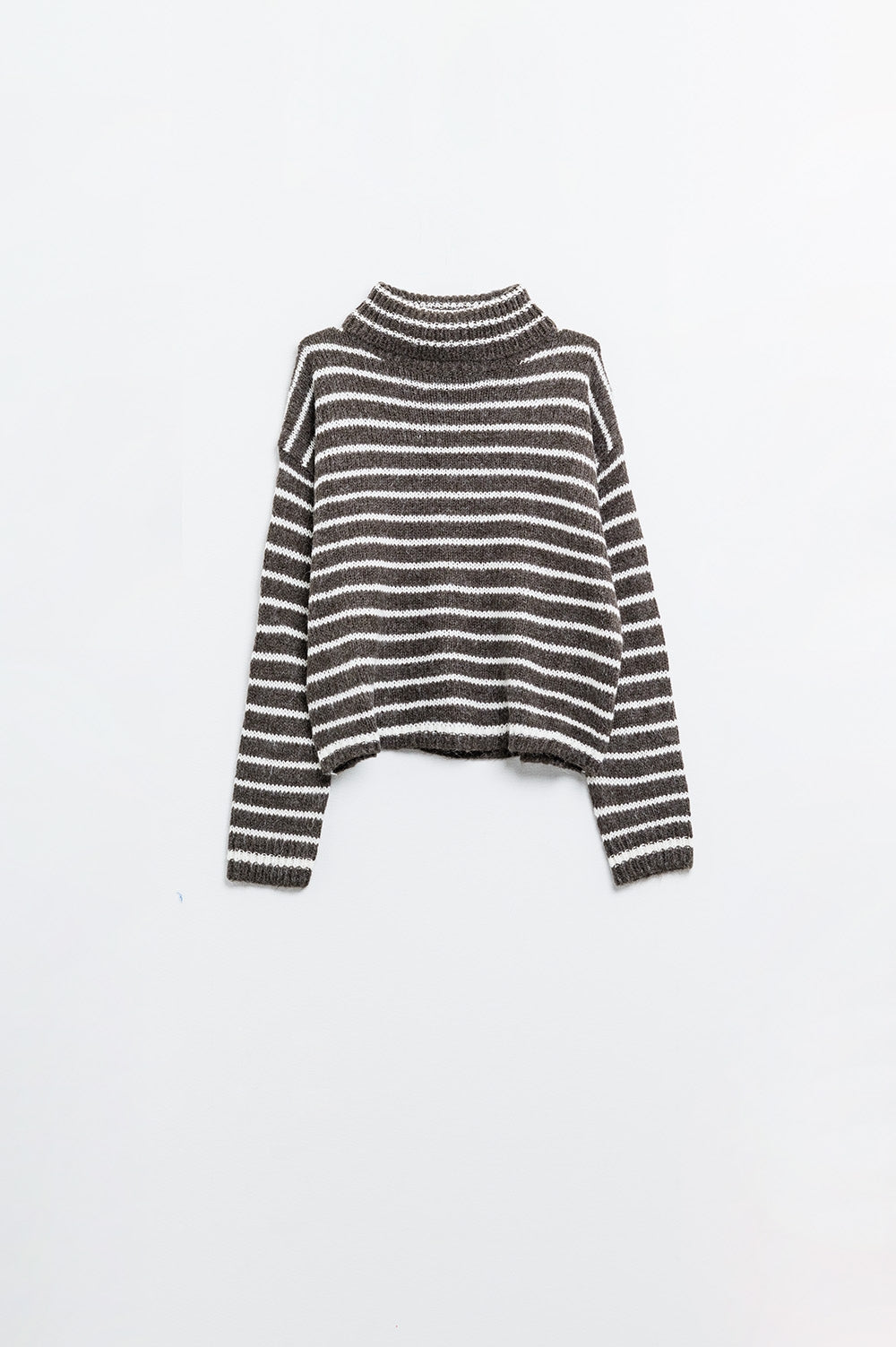 jersey de cuello alto a rayas de punto suave en marrón Q2