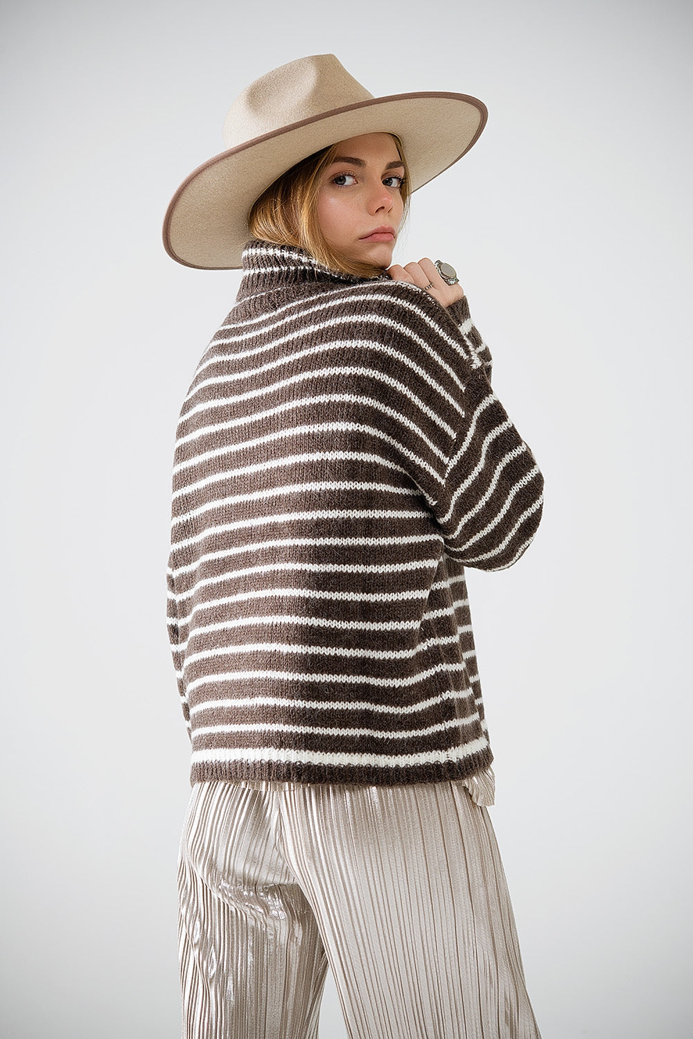 jersey de cuello alto a rayas de punto suave en marrón Q2