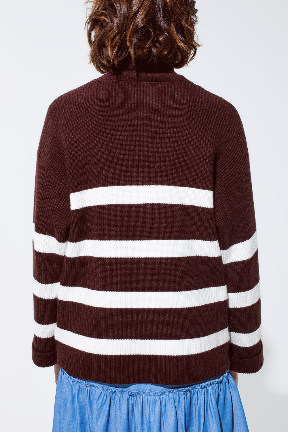 Jersey de cuello alto marrón chocolate con rayas blancas Q2