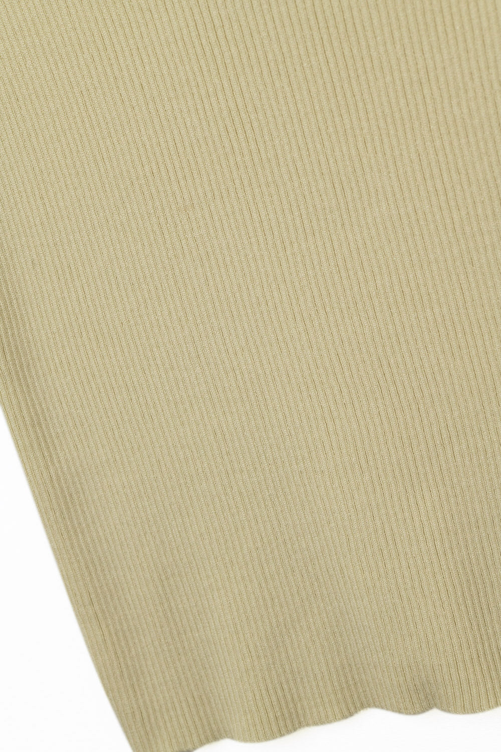 Jersey de cuello alto y manga corta en canalé beige Q2