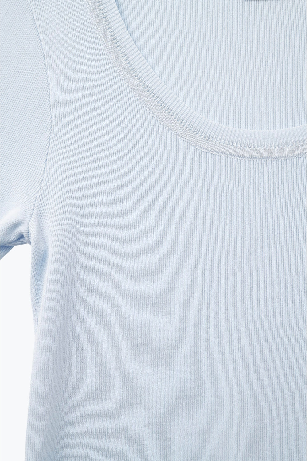 Jersey de manga corta en azul bebé con costura plateada en el cuello redondo Q2