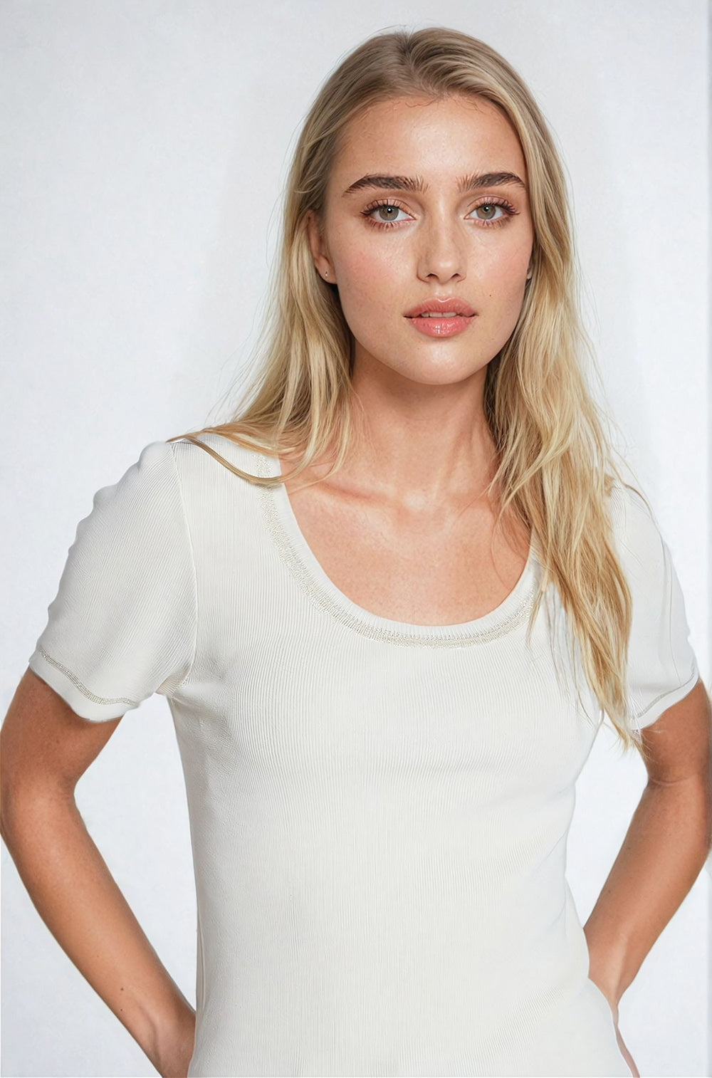 Jersey De Manga Corta En Beige Con Costura Plateada En El Cuello Redondo Q2