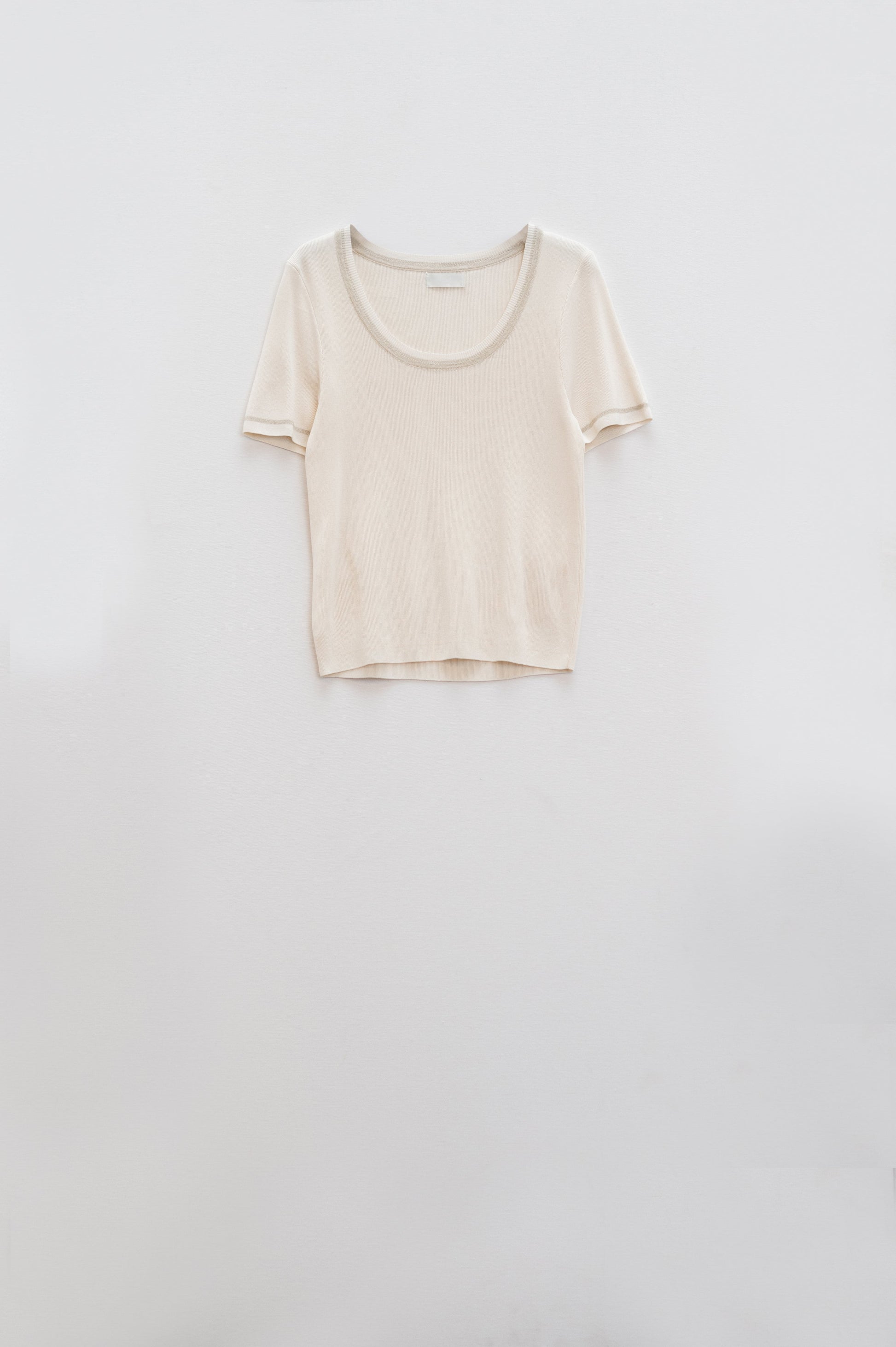 Jersey De Manga Corta En Beige Con Costura Plateada En El Cuello Redondo Q2