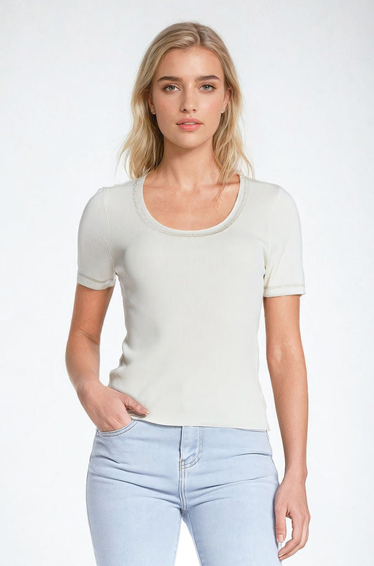 Q2 Jersey De Manga Corta En Beige Con Costura Plateada En El Cuello Redondo