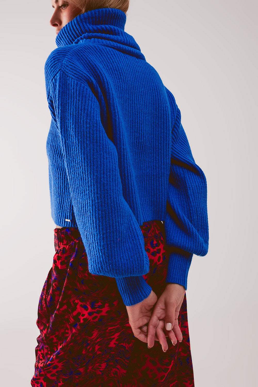 Jersey de punto acanalado en azul con cuello alto y mangas globo Q2