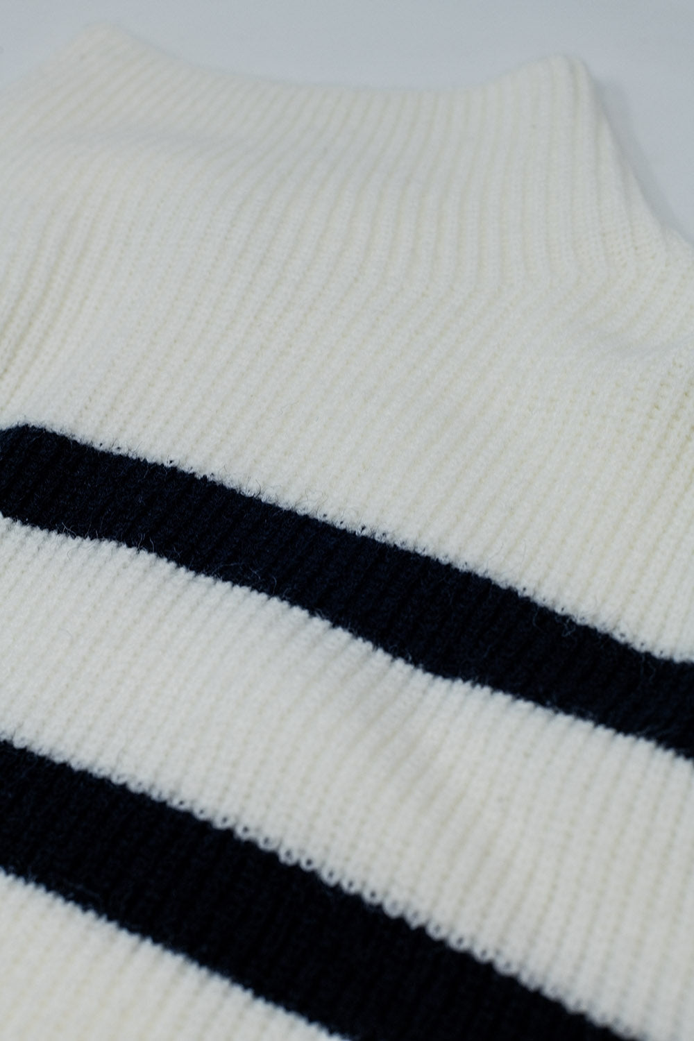 Jersey de punto acanalado en color crema con rayas marineras Q2