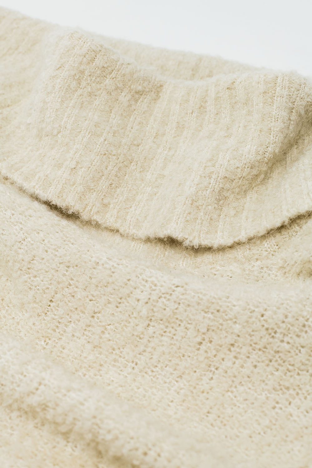 jersey de punto con cuello barco en color crema Q2