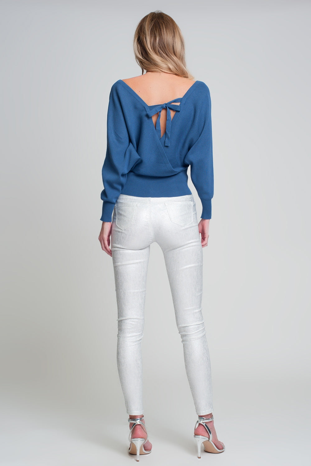 Jersey de punto con cuello de pico envuelto en azul Q2