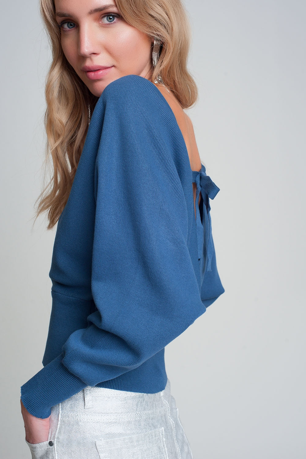 Jersey de punto con cuello de pico envuelto en azul Q2