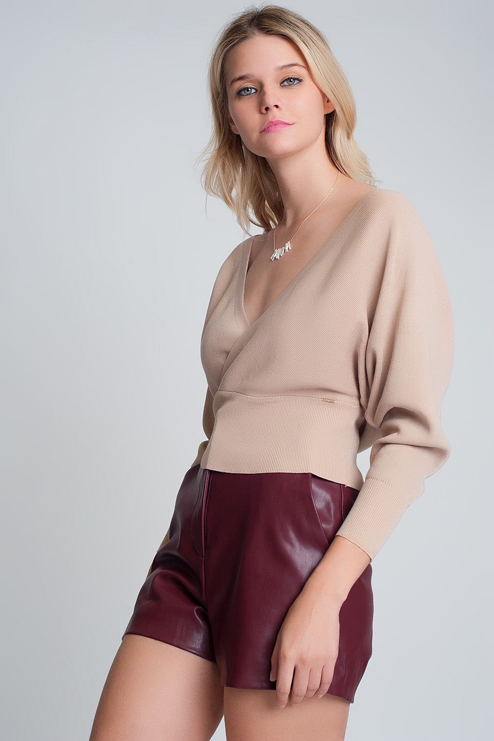 Jersey de punto con cuello de pico envuelto en beige Q2