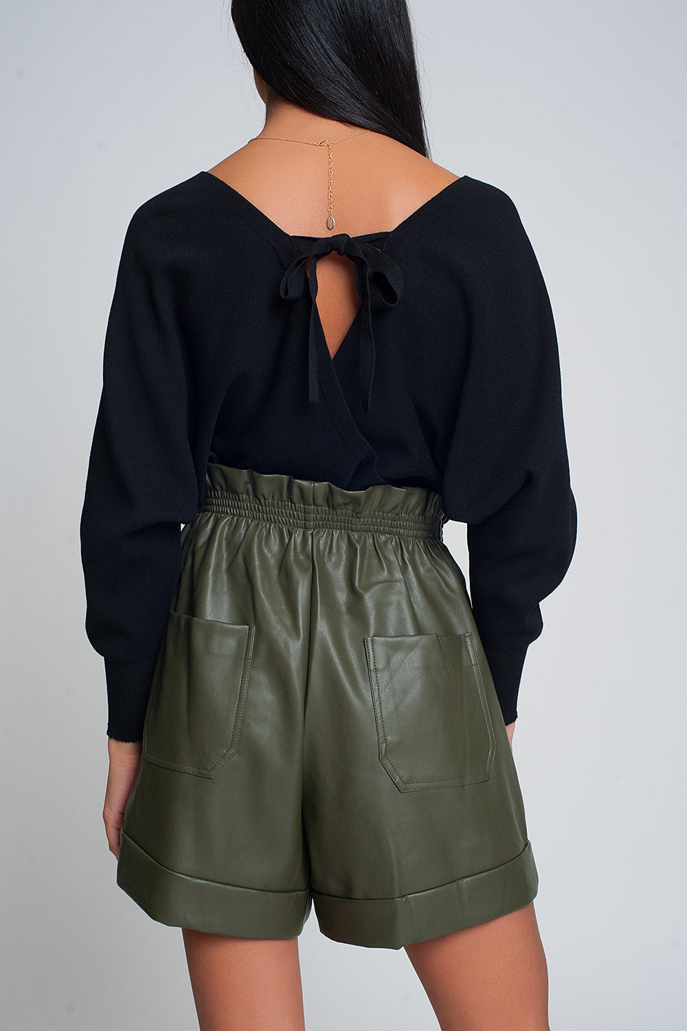 Jersey de punto con cuello de pico envuelto en negro Q2