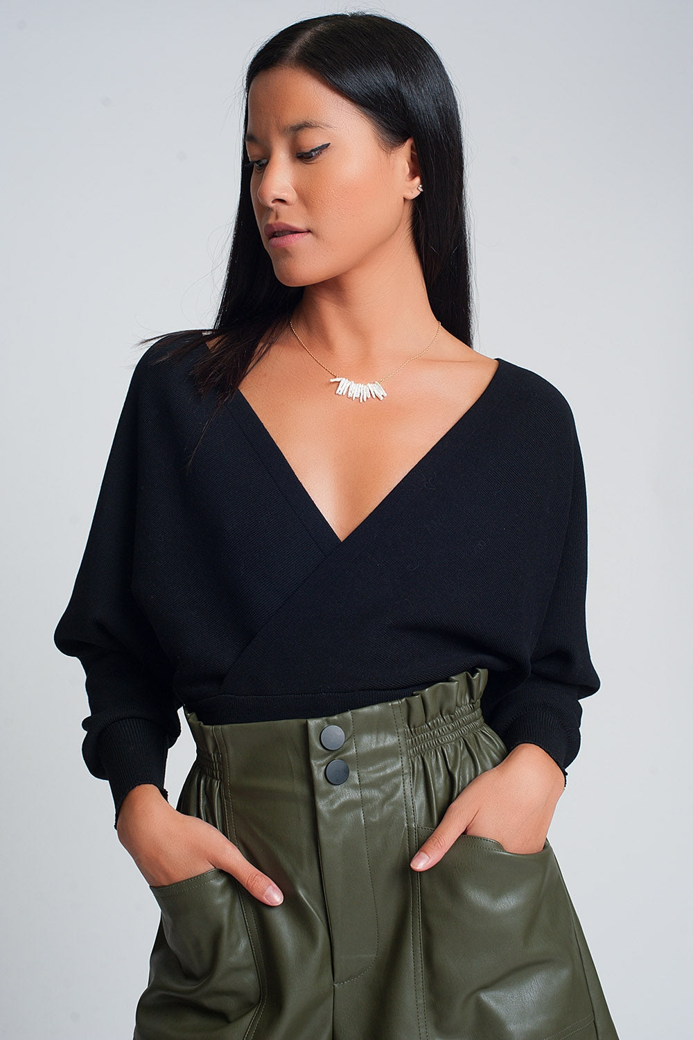 Jersey de punto con cuello de pico envuelto en negro Q2
