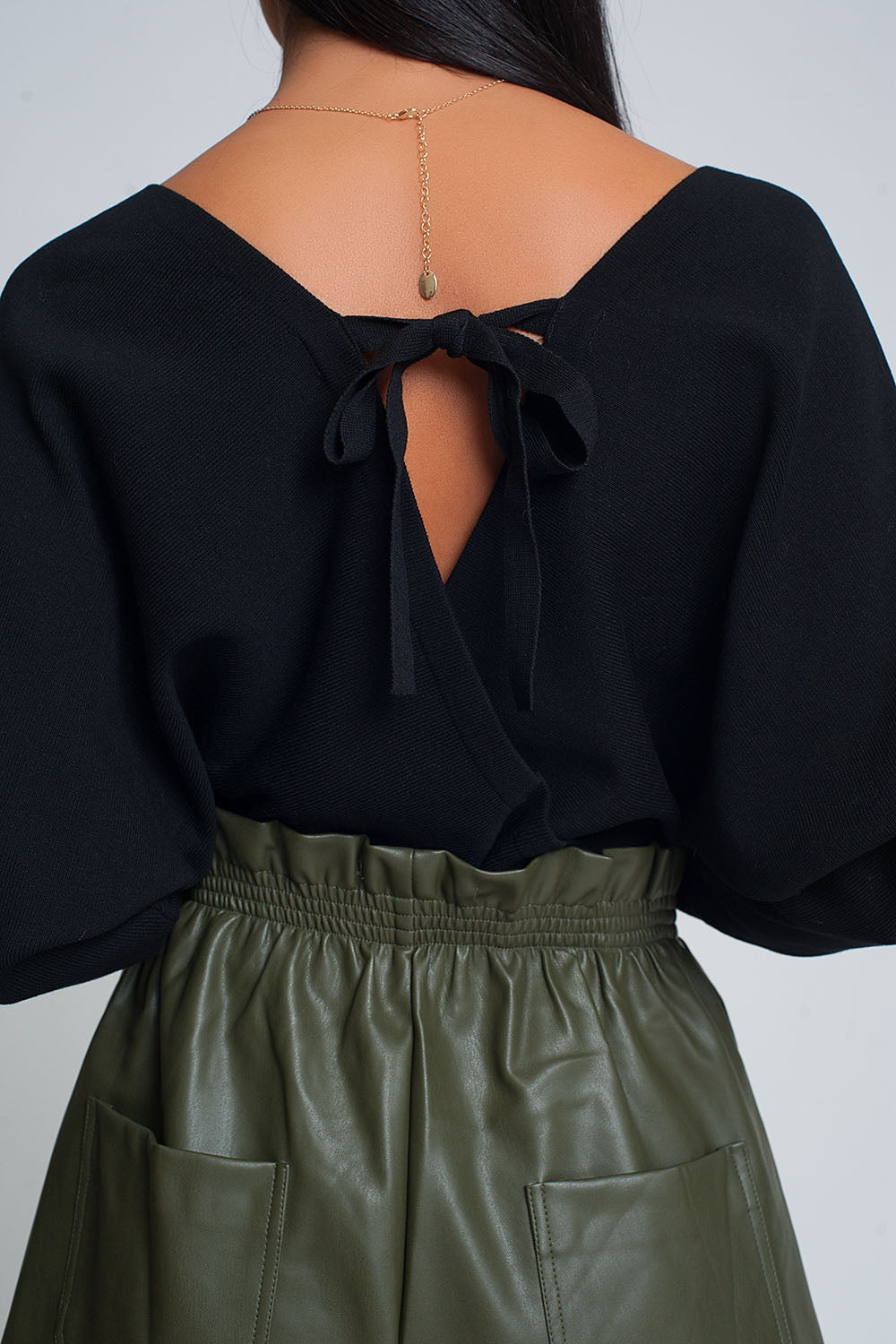 Jersey de punto con cuello de pico envuelto en negro Q2