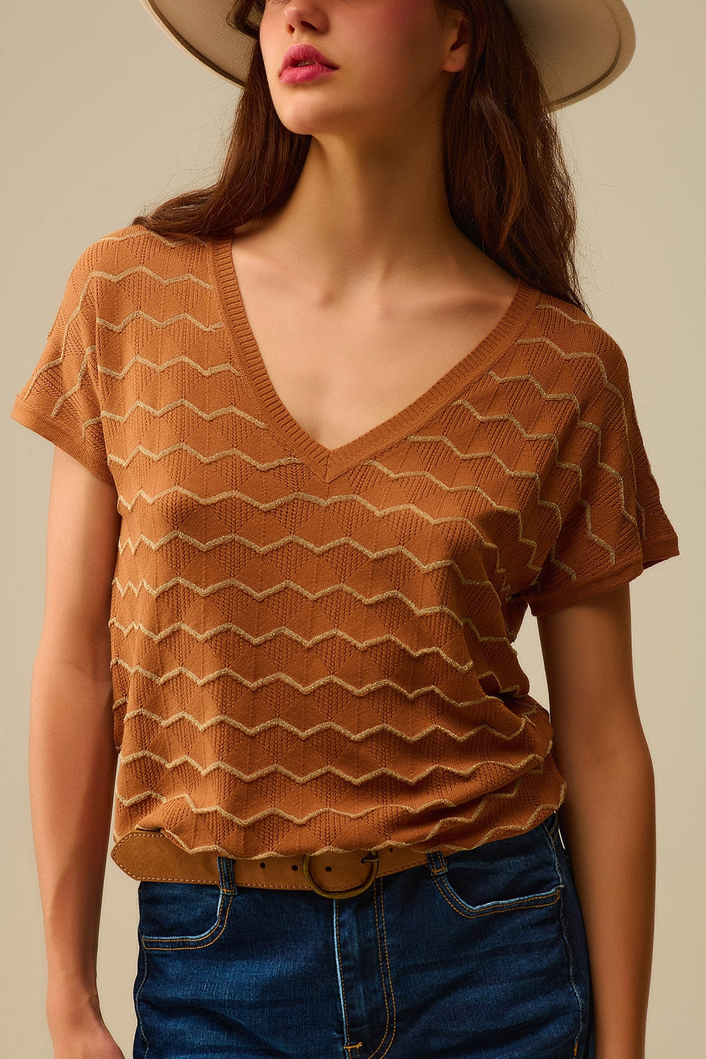 Jersey de punto con cuello en V en zigzag y mangas caídas en marrón Q2