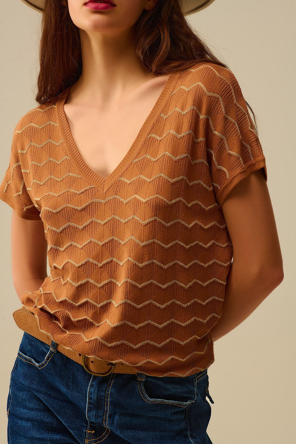 Jersey de punto con cuello en V en zigzag y mangas caídas en marrón Q2