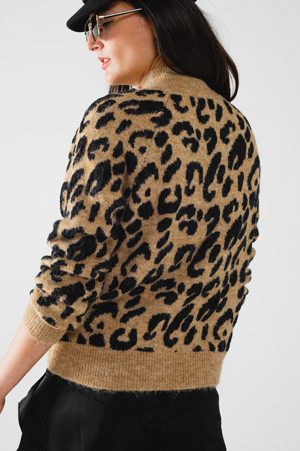 Jersey de punto de leopardo con botones laterales Q2