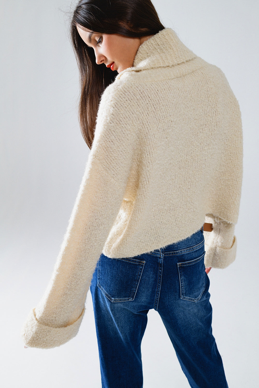 jersey de punto esponjoso de cuello alto en beige Q2
