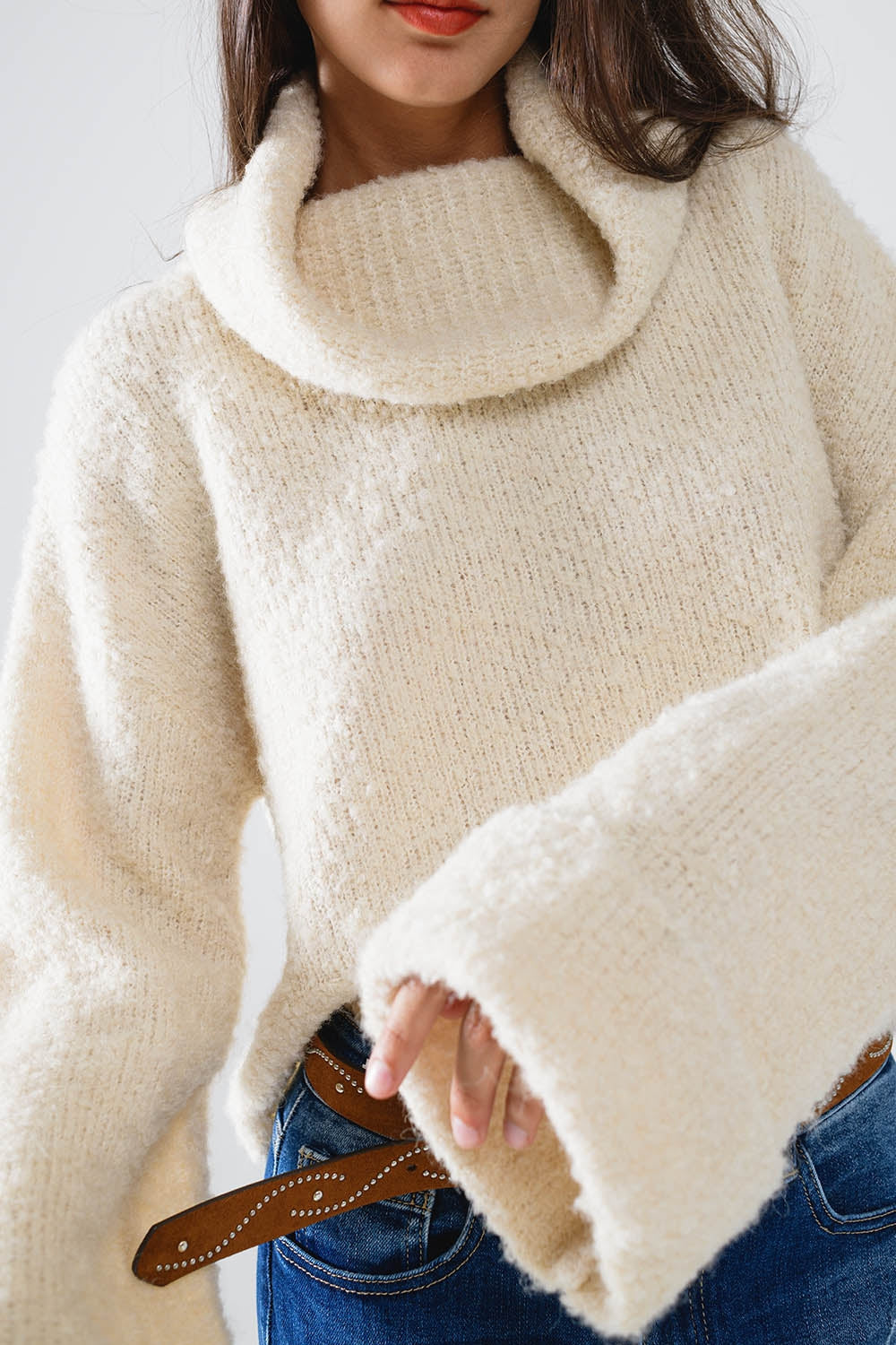 jersey de punto esponjoso de cuello alto en beige Q2