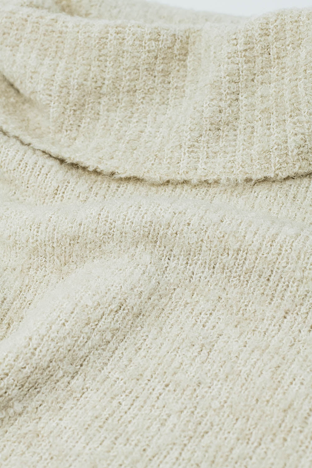 jersey de punto esponjoso de cuello alto en beige Q2