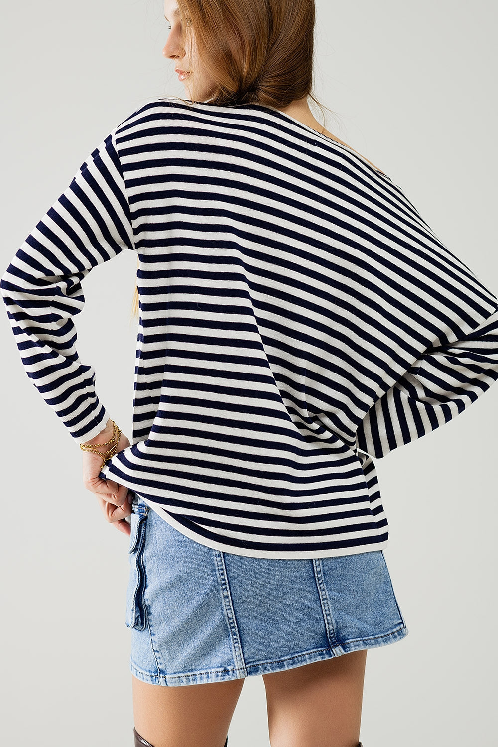 jersey de punto fino a rayas azul marino con cuello barco Q2