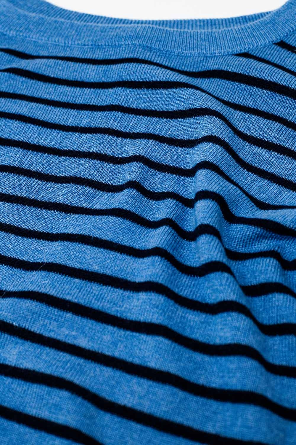 Jersey de punto fino a rayas azules con cuello barco Q2