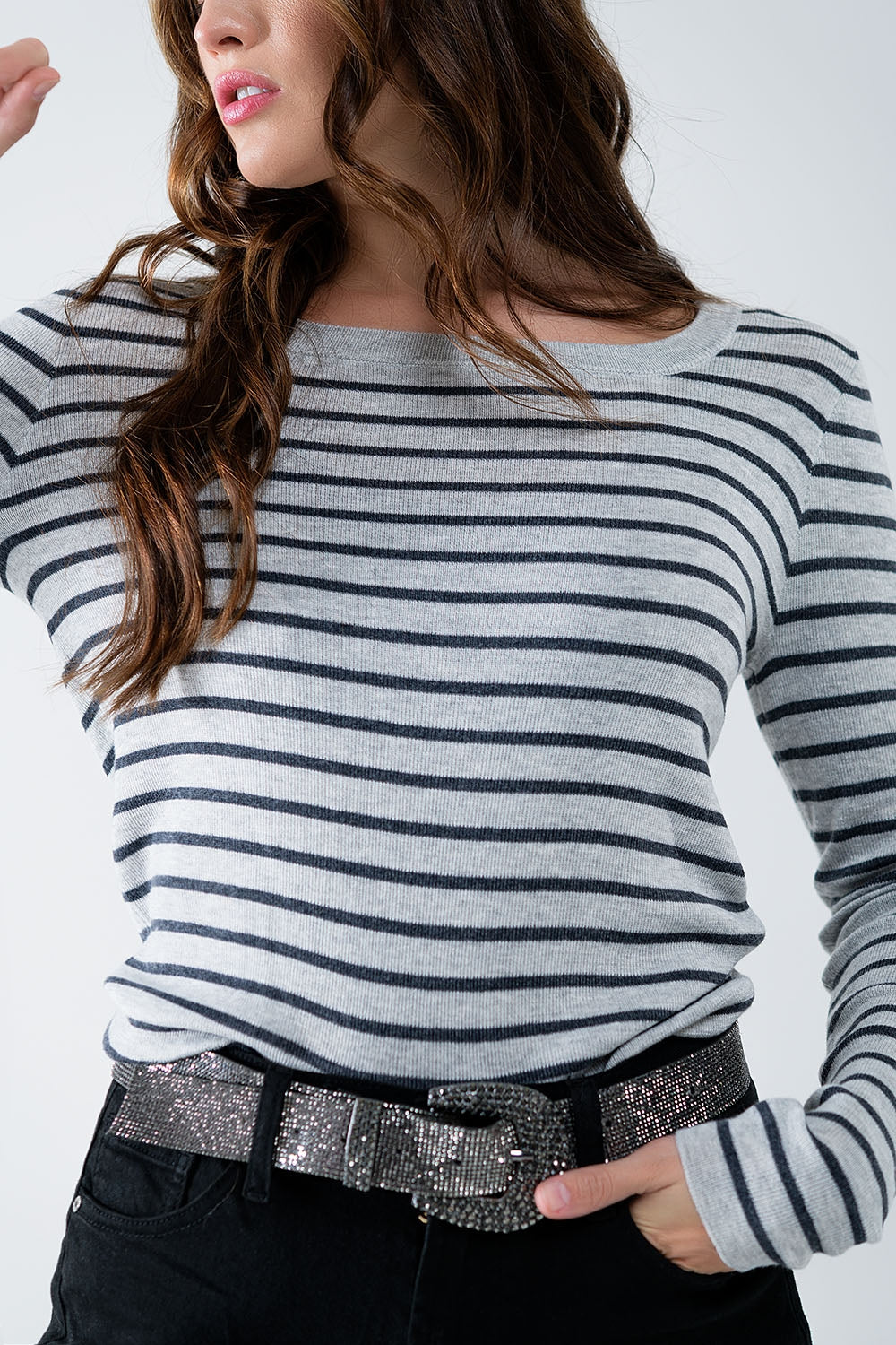 Jersey de punto fino a rayas grises con cuello barco Q2