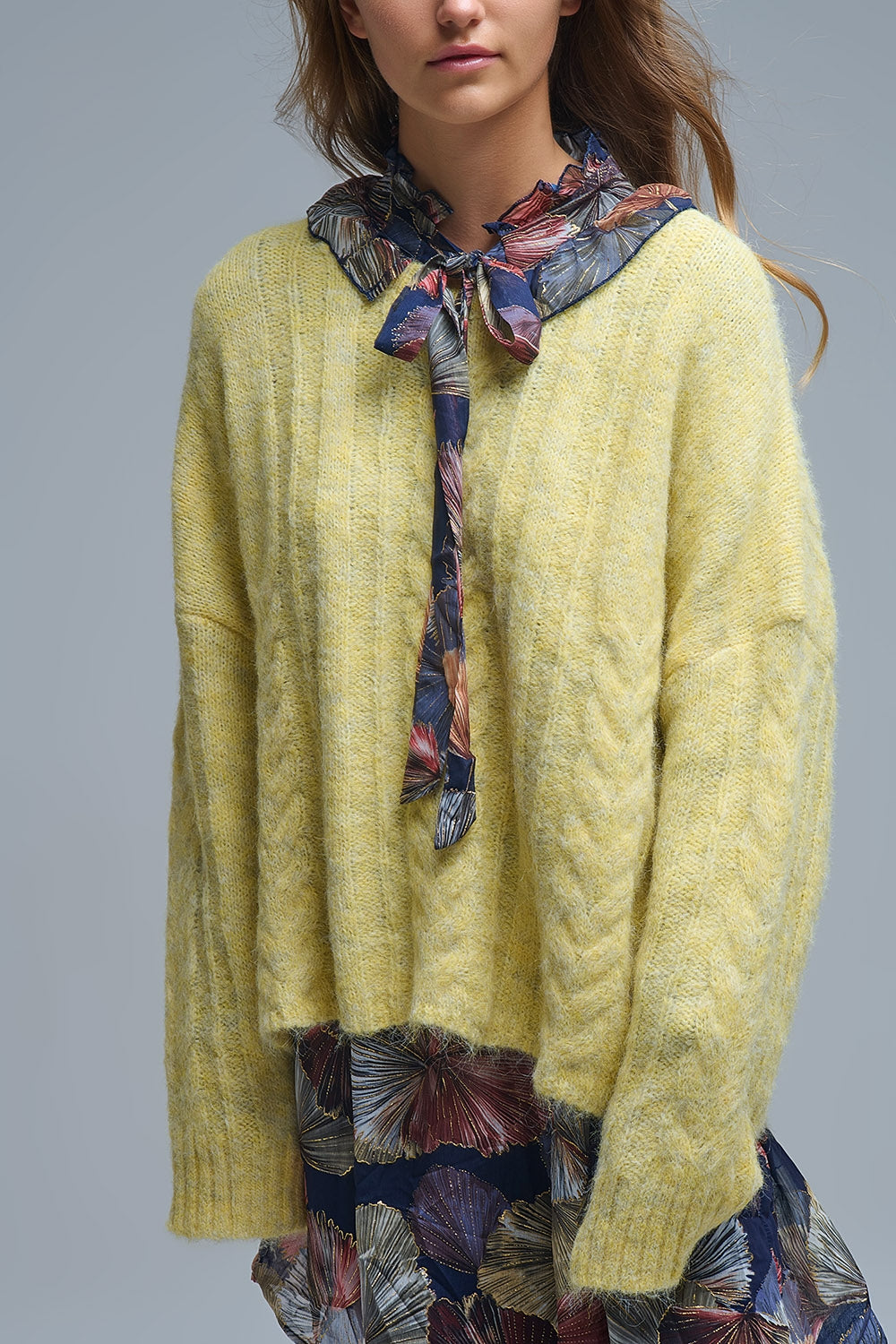 Jersey de punto fino con cuello redondo en amarillo Q2