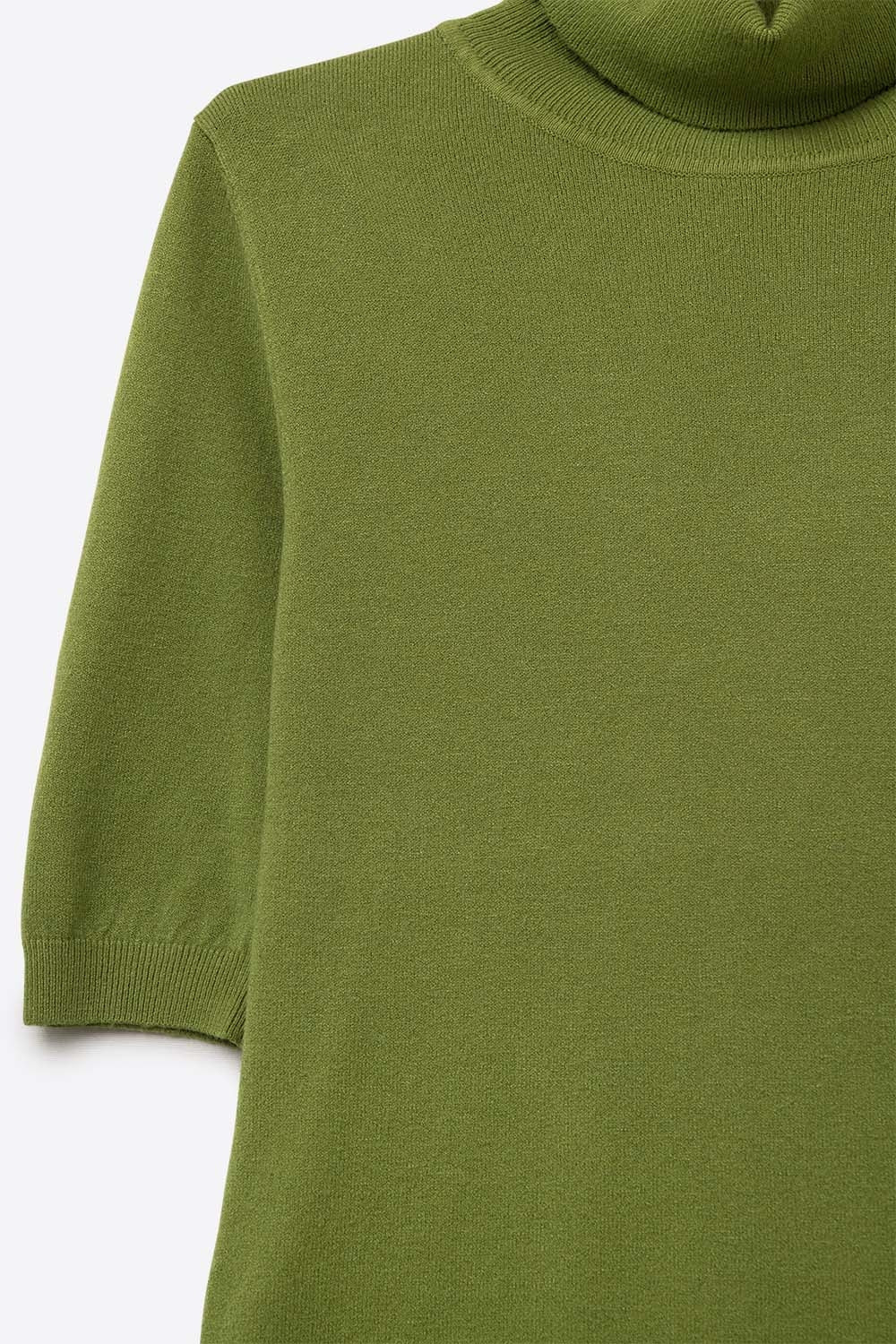 Jersey de punto fino en verde oliva con cuello alto y mangas al codo Q2