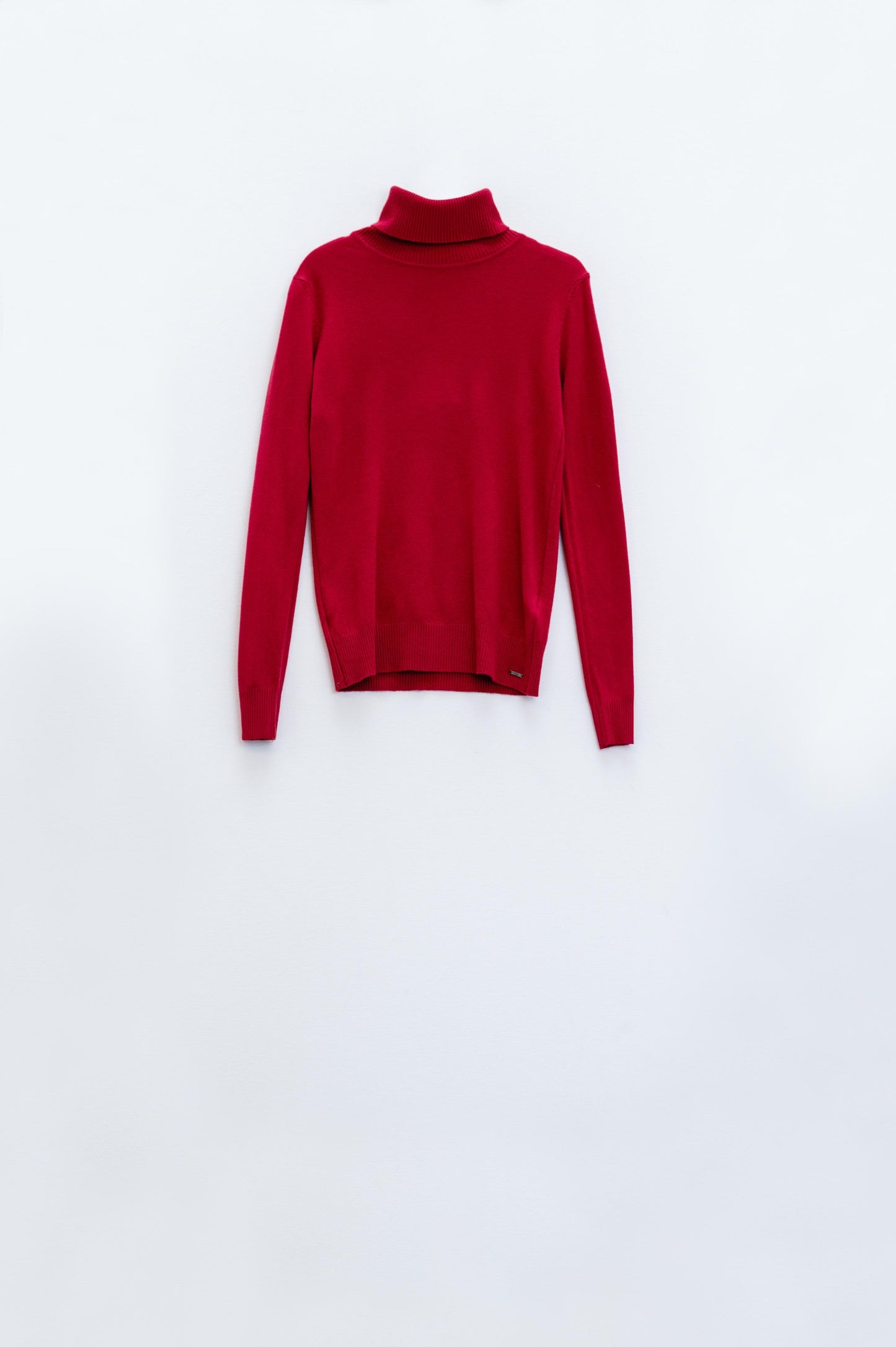 Jersey de punto fino y cuello alto en color vino Q2