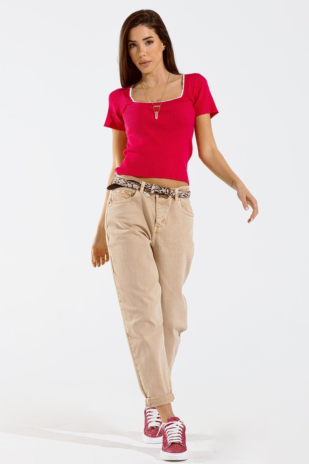 Jersey de punto fucsia de manga corta con cuello cuadrado y ribete blanco Q2