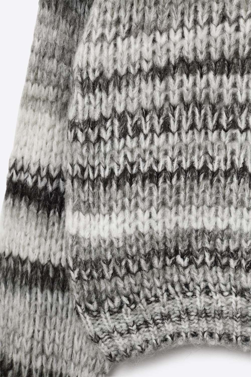 Jersey de punto grueso con diseño jaspeado en gris Q2