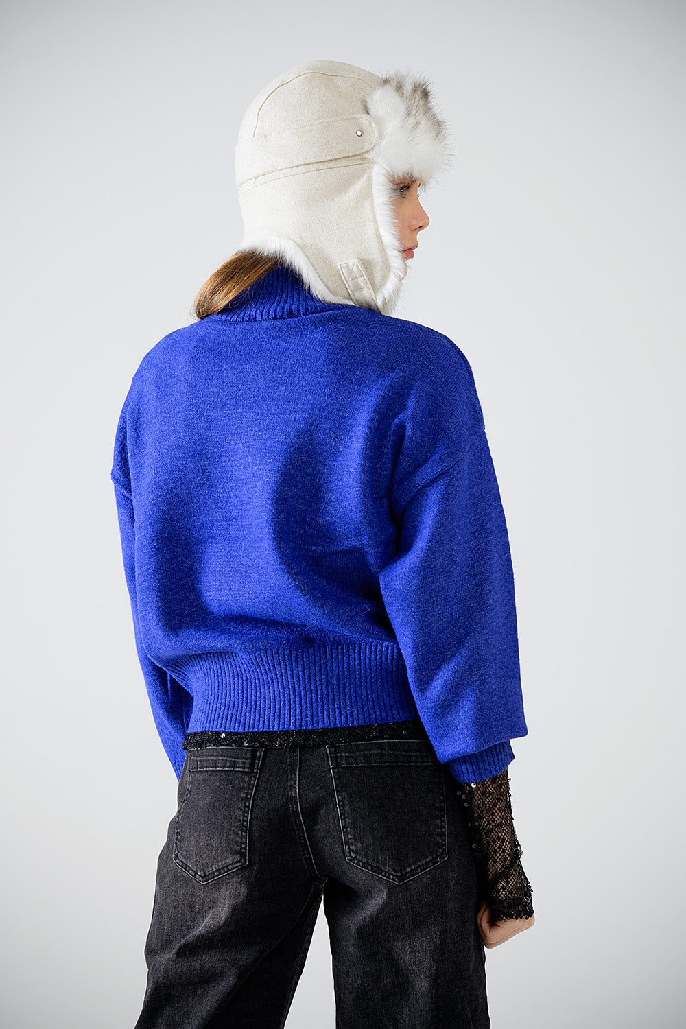 jersey de punto grueso en azul con cuello alto Q2